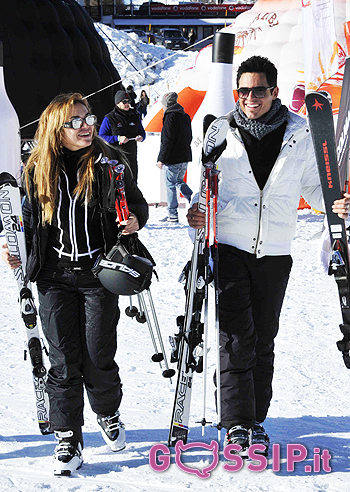 Lory Del Santo sulla neve col toyboy