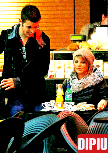 Ale Amoroso: Roma-Milano, meglio in treno. Paura di volare?