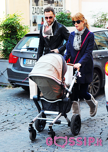 Alessia Marcuzzi, con Facchinetti e Mia in centro