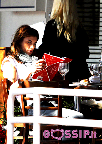 La Canalis si affida agli astri per trovare un fidanzato