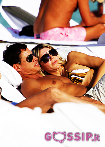 Rusic e il toyboy, baci sotto al sole