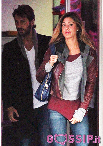 Belen Rodriguez con Fabrizio e Carlos: come una vera famiglia Belen Rodriguez con Fabrizio e Carlos: come una vera famiglia