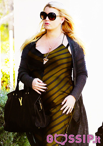 Jessica Simpson, a spasso con Eric e le forme lievitano!