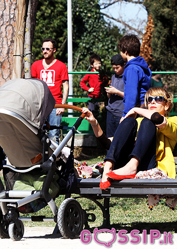 Alessia Marcuzzi, con Fra, Mia e Tommy sotto il sole Alessia Marcuzzi, con Fra, Mia e Tommy sotto il sole