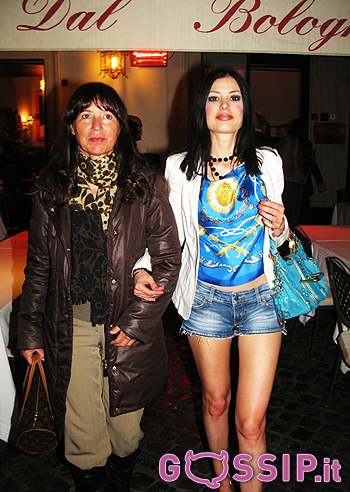 Sara Tommasi, Pasqua con la mamma e gli hot pants