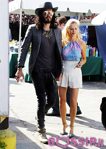 Russell Brand, mano nella mano con una bionda