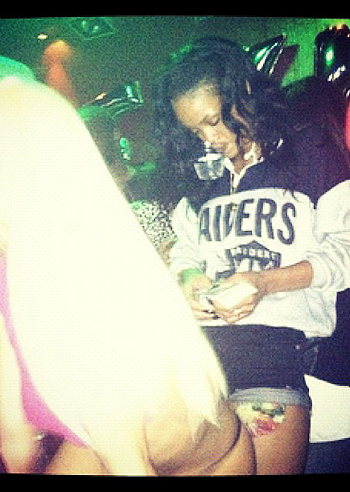 A Rihanna piace lo striptease A Rihanna piace lo striptease