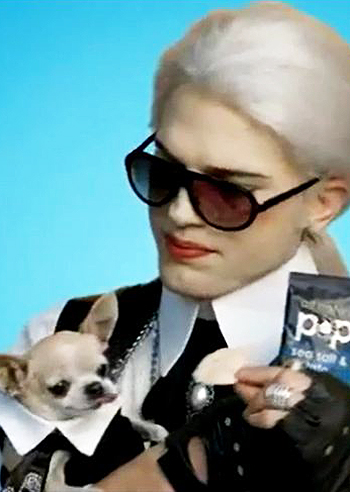 Ashton Kutcher fa il verso a Karl Lagerfeld