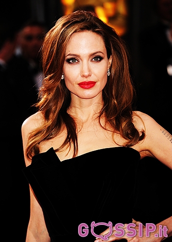 Angie Jolie, 5 chili in più per il si a Brad