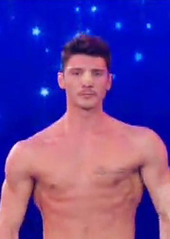 Stefano De Martino balla da solo