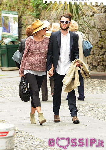 Sienna Miller mostra il pancione a Portofino