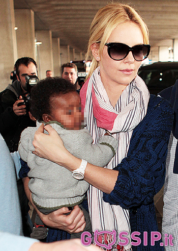 Charlize Theron a Parigi con Jackson: foto