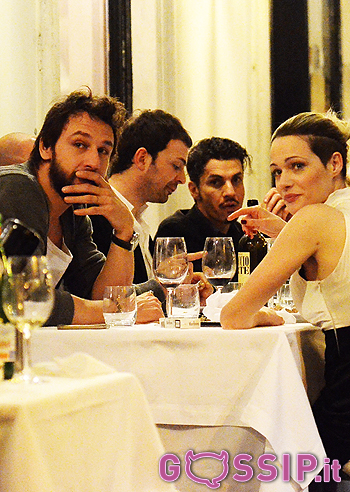 Laura Chiatti e Davide Lamma, tenerezze a cena Laura Chiatti e Davide Lamma, tenerezze a cena