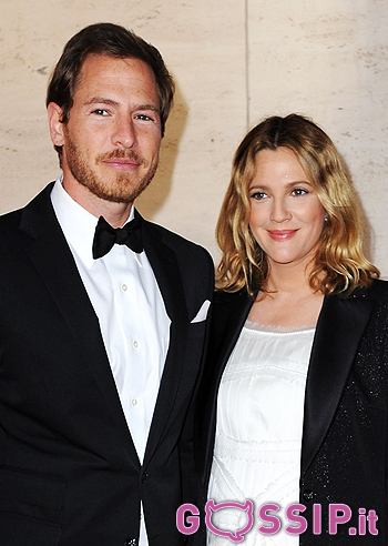 Drew Berrymore mostra il pancione: foto