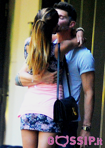 Belen amorevole accompagna De Martino a fare fisioterapia