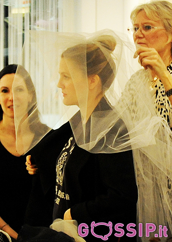 Drew Barrymoore prova il velo