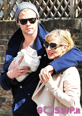 Chris Hemsworth, in braccio un fagottino chiamato India Rose