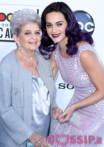 Katy Perry sul red carpet con la nonna: foto