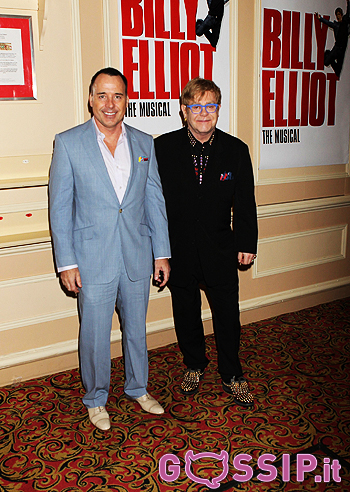 Elton John, dopo il ricovero vola a Londra Elton John, dopo il ricovero vola a Londra