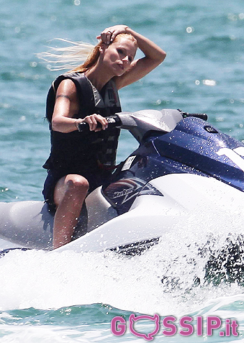 Michelle Hunziker spericolata sull'acqua scooter