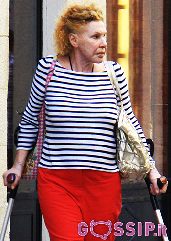 Ornella Vanoni con le stampelle Ornella Vanoni con le stampelle