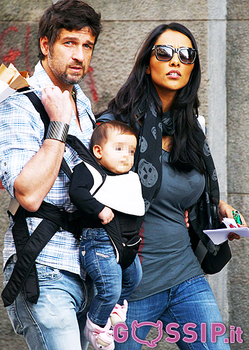 Edoardo Stoppa Lua Sophie la porta nel marsupio