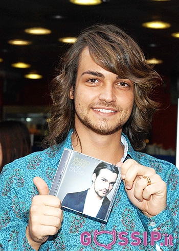 Cristiano Malgioglio fa a pezzetti Valerio Scanu Cristiano Malgioglio fa a pezzetti Valerio Scanu