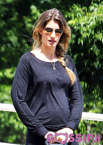 Gisele Bundchen, il pancino c'è: foto