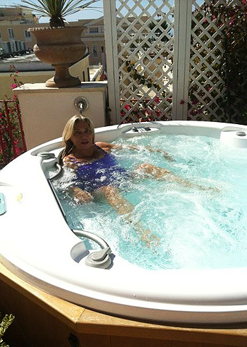 Mara Venier, relax nell'idromassaggio