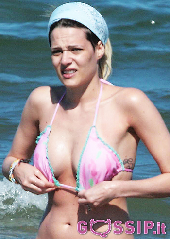 Laura Chiatti in bikini al mare: foto