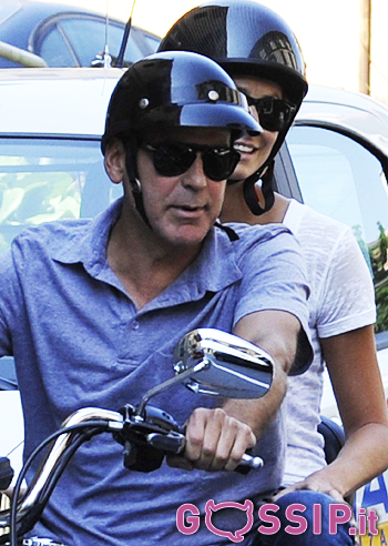 Clooney e Stacy in moto sul lago di Como