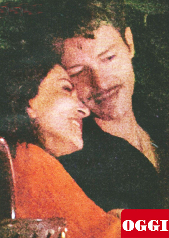 Sabrina Ferilli, baci appassionati con Francesco Testi Sabrina Ferilli, baci appassionati con Francesco Testi