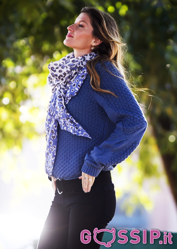 Gisele Bundchen, passeggiata con pancino coperto