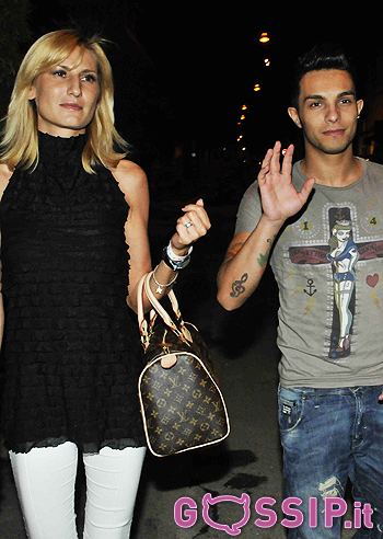 Marco Carta scortato dalla bionda