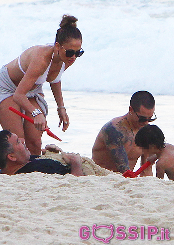 J.Lo a Rio con Casper e i gemellini come una famiglia