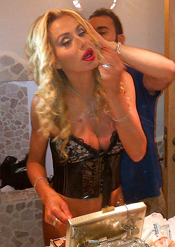 Valeria Marini hot su Twitter