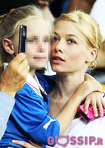 Una Sarah Felberbaum 'diversa' in tribuna a Euro 2012