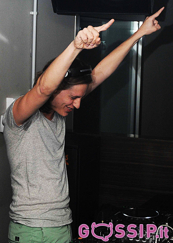 Pierre Sarkozy alla consolle a Formentera: foto