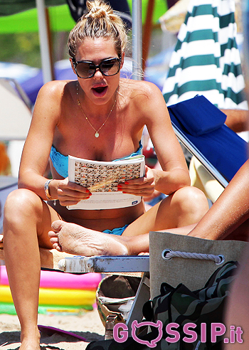 Ilary Blasi a Sabaudia, relax con amiche e papà