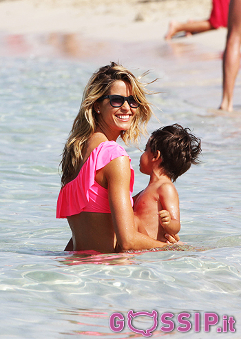 Santarelli, bikini rosa a Formentera