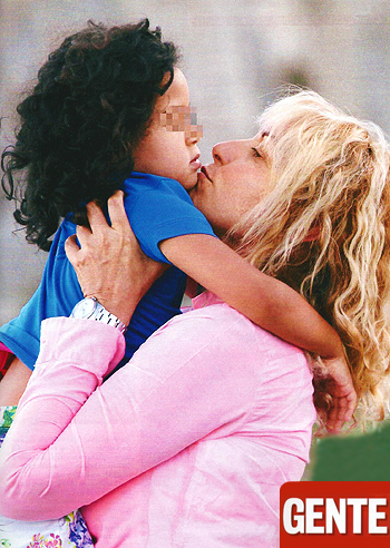 Antonella Clerici, relax al mare con Maelle