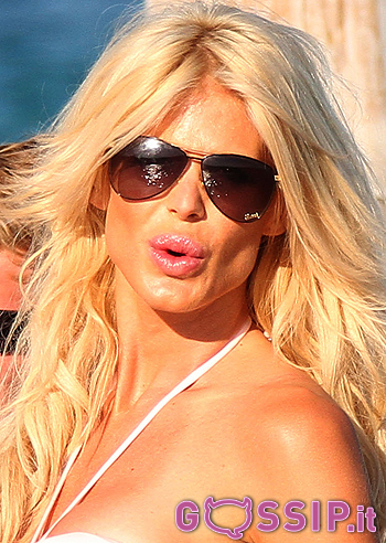 Victoria Silvstedt in vacanza a Saint Tropez