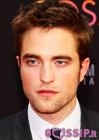 Robert Pattinson, con Kristen solo sms di fuoco
