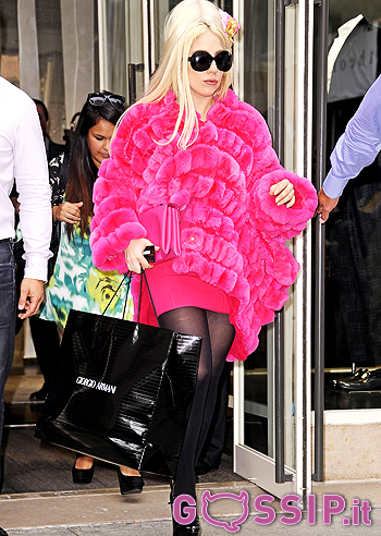 Lady Gaga non sente il caldo estivo: foto