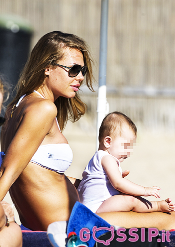 Ilary Blasi gioca al mare con la piccola Stella: foto