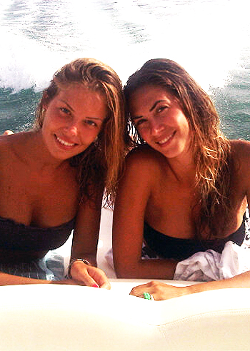 Vacanze da veline: Costy e Melissa insieme in Sardegna