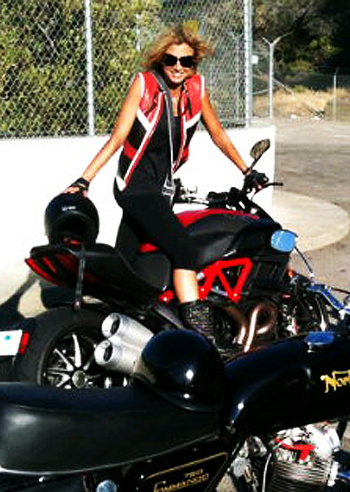 Maddy Corvaglia centaura sulle strade della California