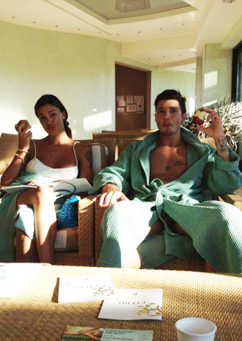 Belen Rodriguez, vacanze romantiche con De Martino