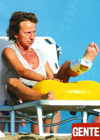 Gianna Nannini, piede out in spiaggia