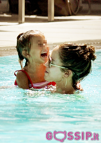 Jennifer Lopez con Casper e i gemelli in piscina